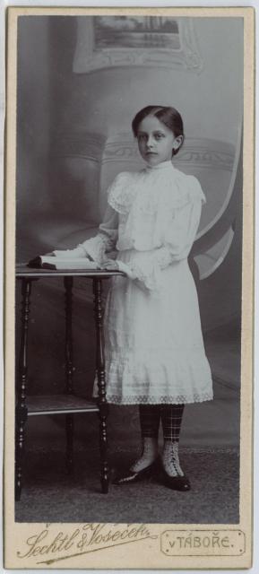 Ludmila Tichá R. 1904, 9 let pani Alena TichýLukšičková  portrét,