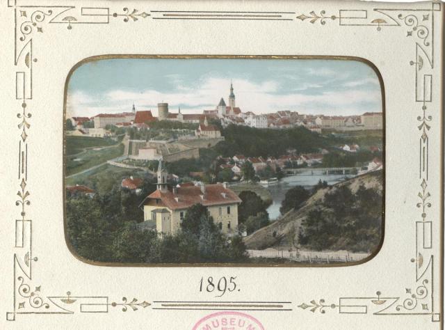 Celkový pohled na Tábor od jihozápadu. Město v roce 1895, v popředí budova Čelkovických lázní, Lužnice a v pozadí starý Tábor.   Tábor,Lužnice,řeka,celek,lázně