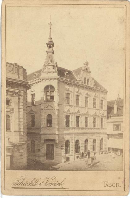 Tábor – Dům stavitele Kliera ,část budovy divadla a na druhé straně část sousedního domu   Pražská ulice