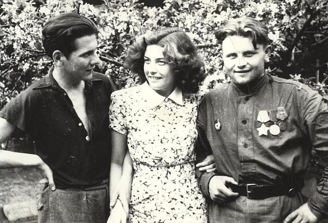 Marie a Josef Šechtlovi s ruským vojákem Ivanem Ciganovem v květnu 1945   Josef Šechtl,Májenka,Ivan Ciganov,uniforma