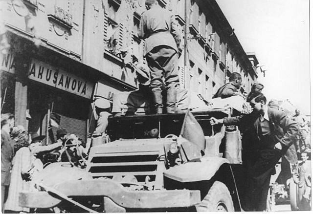 Květen 1945  Americké pancéřované průzkumné vozidlo White Scout Car M2 Rudé armády. Určil M. ... sovětská armáda,Tábor,osvobození,uniforma,auto
