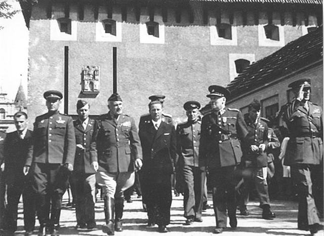 Květen 1945,Kotnov  čtvrtý zleva generál US Army Harmon a předseda MNV František Sivera určil Ing. J... sovětská armáda,Tábor,osvobození,uniforma,skupina
