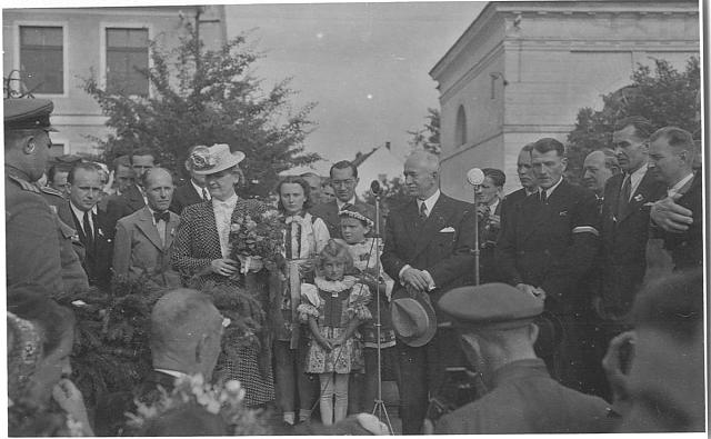 Prezident  E. Beneš v Sezimově Ústí 16. 6. 1945  Prezident Edvard Beneš s chotí Hanou v Sezimově Ústí, 16. června 1945 (M. Kolář) sovětská armáda,Tábor,osvobození,uniforma,Beneš