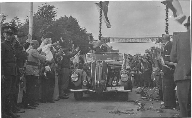 Prezident  E. Beneš v Táboře 1945, příjezd   sovětská armáda,Tábor,osvobození,uniforma,Beneš,auto