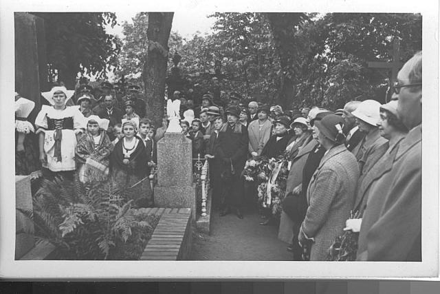 Pomník Josefa Němce na starám hřbitově v Táboře od Mistra J.V.Duška   Josef Němec,Starý hřbitov, Josef V. Dušek,socha