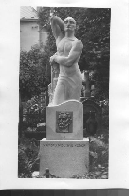 Pomník Josefa Němce na starám hřbitově v Táboře od Mistra J.V.Duška V útisku nesl svůj vzdor  Josef Němec,Starý hřbitov, Josef V. Dušek,socha