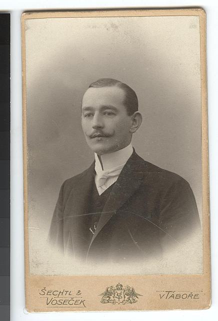 PhDr. Adolf Kroupa 1880-1941  k digitalizaci zapůjčil a určil Ing. Jiří Kroupa portrét