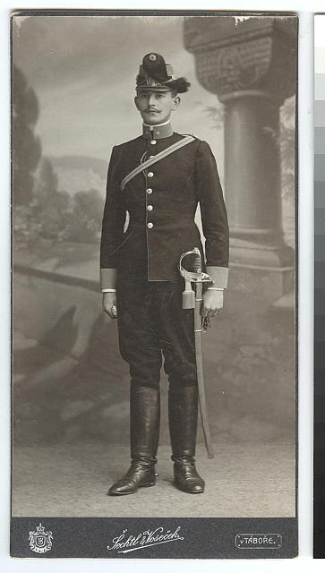 Adolf Kroupa  poručík c k armády 9. 11. 1908  k digitalizaci zapůjčil a určil Ing. Jiří Kroupa postava,uniforma,palaš