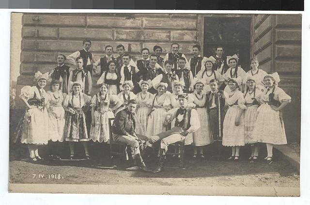 7.4.1918 krojovaná skupina na Střelnici  k digitalizaci zapůjčila paní Korbelová kroj,Střelnice,skupina