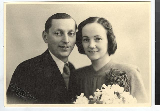 Marie a Ladislav Stolinovi 1942  zapůjčil pan Ing. Pavel Stolina. Děkujeme portrét