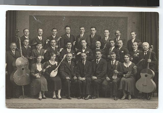 Tamburaši  uprostřed Korecký, žák Ondříčka,vedle Dr. Bohumil Štěpánek, ředitel rodinné škol... hudba,skupina