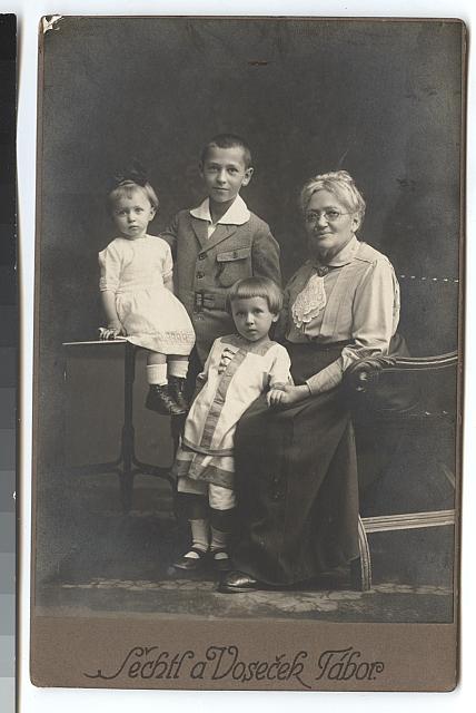 Marie Häcklová a vnoučaty  Dar od Renaty Kaprasové. Děkujeme Häckel
