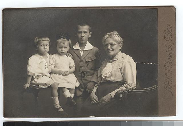 Marie Häcklová s vnoučaty  Dar od Renaty Kaprasové. Děkujeme Häckel