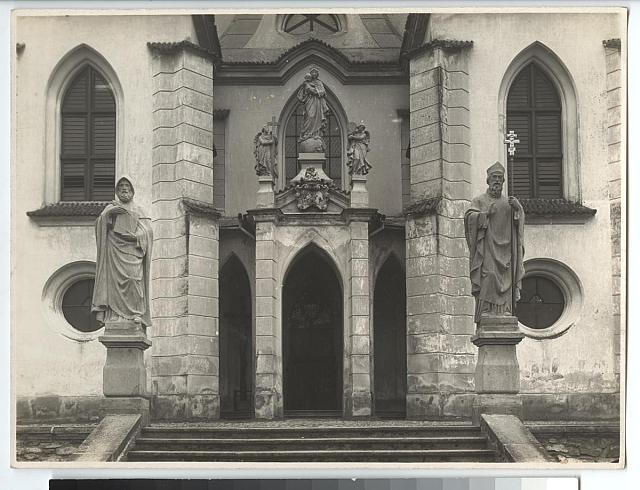 portál klášterního kostela Nanebevzetí Panny Marie v Želivi, o. Pelhřimov.  Určil Pavel Kozojed kostel