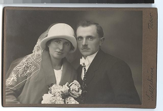 svatební Alois Drda a jeho manželka Anna, rozená Adamcová Zbyněk Borkovec fotografe zapůjčil Zbyněk Borkovec. Děkujeme Alois Drda a jeho manželka Anna, ro... portrét