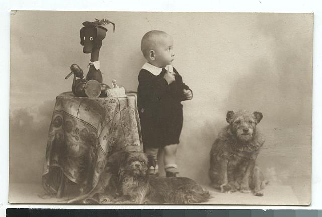 Josef Šechtl miminko, psi a hračky   portrét,pes,hračka