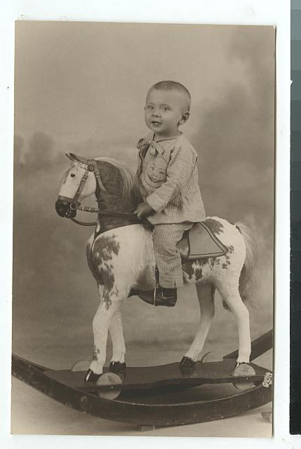 Josef Šechtl miminko a houpací kůň   portrét,hračka