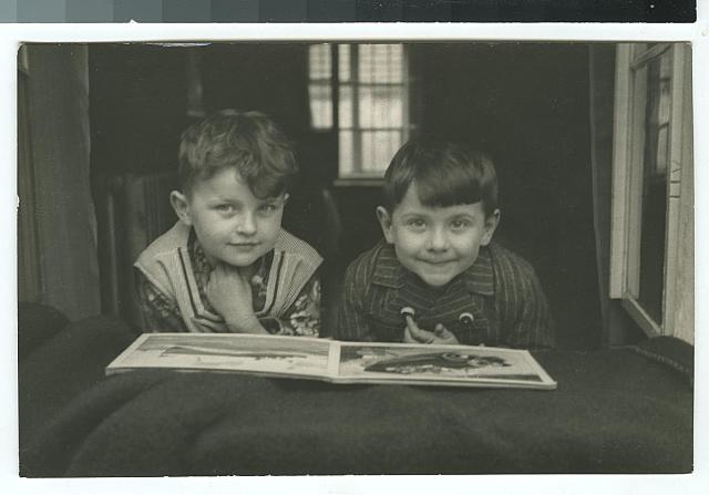 Josef Šechtl s kamarádem a kniha   portrét