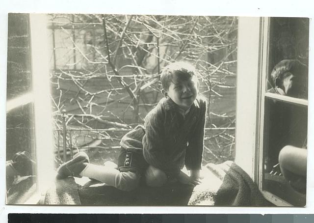 Josef Šechtl na okně   portrét