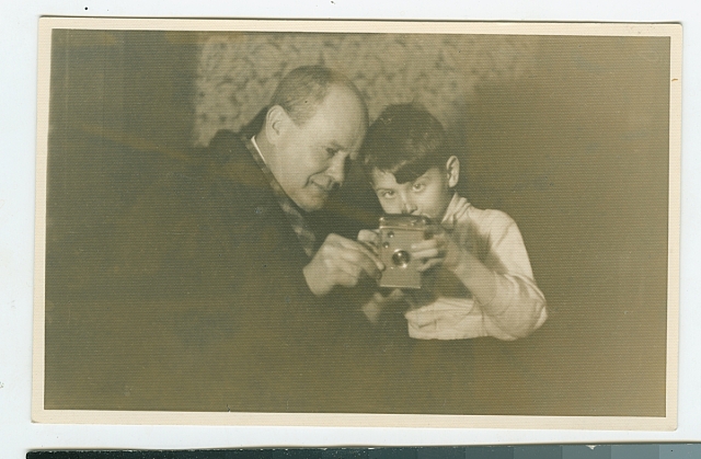 Josef Šechtl s fotoaparátem a panem Horákem   Šechtlovi,dítě