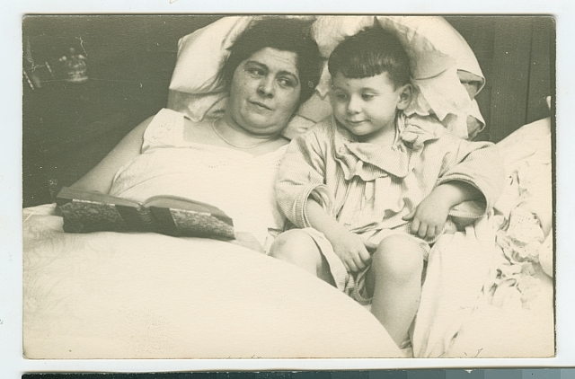 Josef Šechtl v posteli s maminkou Boženkou   Šechtlovi,dítě