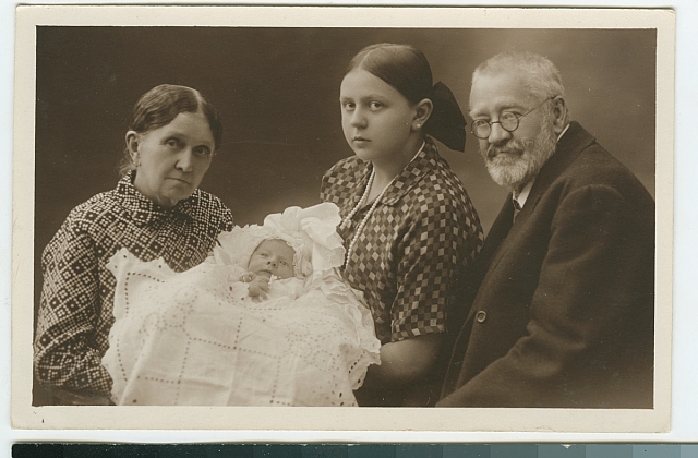 malý Josef Šechtl  s prarodiči a sestrou   dítě
