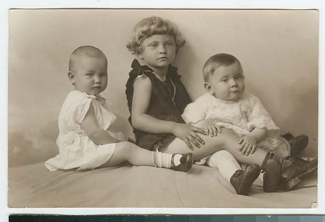 malý Josef Šechtl s holčičkami září 1926   dítě