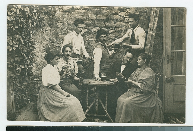 Šechtlovi Josef, Voseček, Kateřina hrají karty   dítě