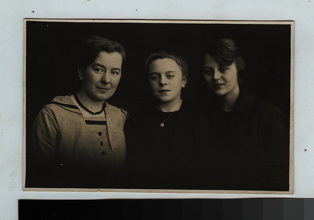 Asi rodina Veselého  Naskenováno asi ze zapůjčených fotografií ale nezařazeno do archivu rodina
