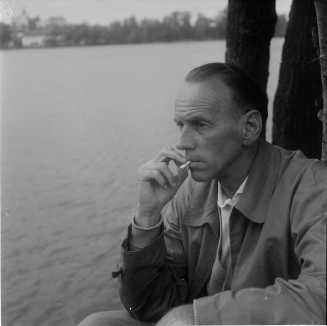 František Hrubín (17.9. 1910 - 1.3. 1971), český básník, dramatik a prozaik a překladatel  Fotografován v Chlumu u Třeboně u rybníka Hejtmana portrét,František Hrubín