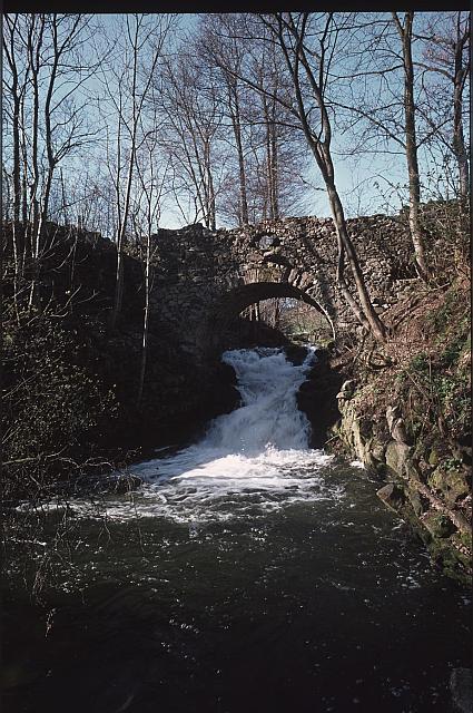 Středověký mostek přes Jordánský potok pod Kotnovem u Ctiborova mlýna“  určil J. Kohout Tábor,most,Jordán