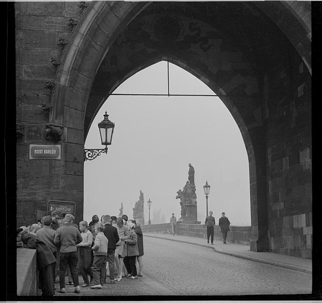 Z cyklu Pražský chodec, Karlův most   Praha