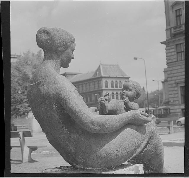 socha-Alšovo nábřeží  Alšovo nábřeží. Nároží vpravo je fronta budovy VŠUP obrácená k Vltavě, a tedy ta... Praha