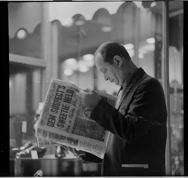 čtenář novin  na obálce černobílé reklamy pro simultánky USA