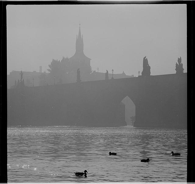 Karlův most  na obálce zvětšované Praha