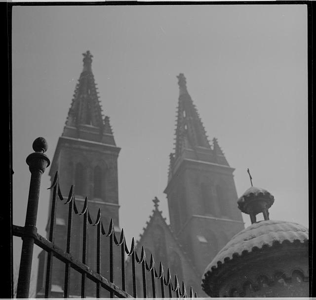 Praha, věže chrámu sv. petra a pavla na vyšehradě  na obálce zvětšované Určil Pavel Fris  Děkujeme Praha