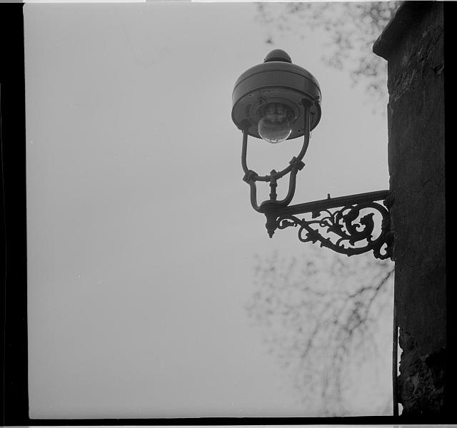 lampa  na obálce zvětšované Praha