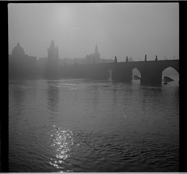 Karlův most  na obálce  -Praha dělat Praha