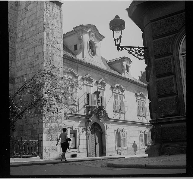Praha  obálka Praha dělat nikon/nfilm4706 – Lázeňská ulice, Malá Strana, vlevo kostel „... Praha