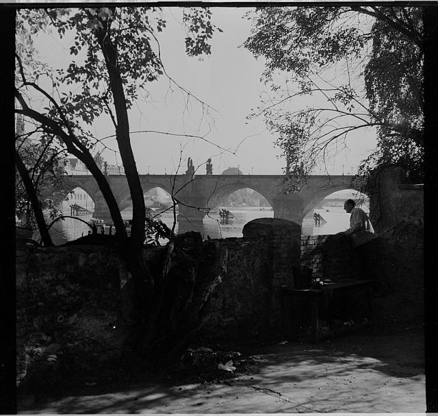 Karlův most  na obálce hřbitovy Židovský,Malostranský Praha