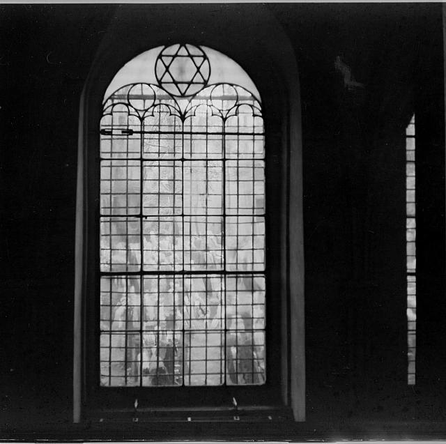 synagoga  na obálce hřbitovy Židovský,Malostranský Praha