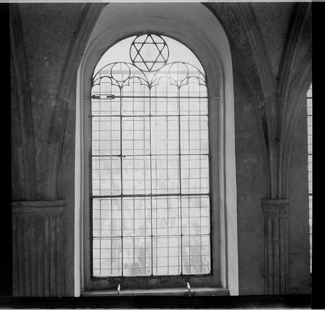 synagoga  na obálce hřbitovy Židovský,Malostranský Praha
