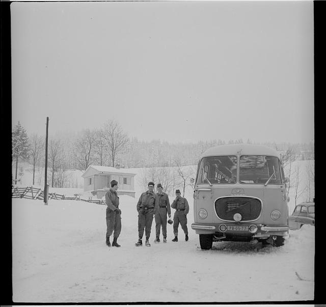 vojáci a autobus  na obálce Zadov, Stachy Jižní Čechy