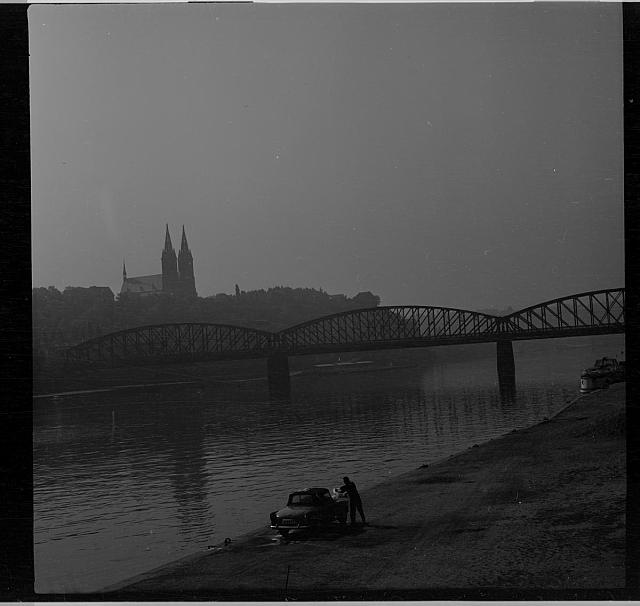 Vyšehrad  na obálce Vyšehrad pohled z Vyšehradu, železniční most Praha