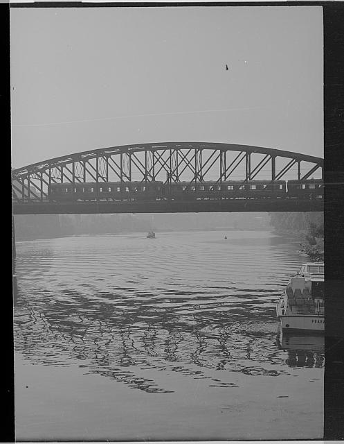 Vyšehrad  na obálce Vyšehrad pohled z Vyšehradu, železniční most Praha
