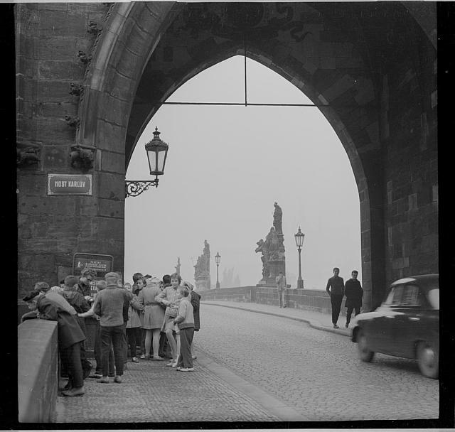 Karlův most ze star. most věže, ze sv. sovětů  na obálce Karlův most ze star. most věže, ze sv. sovětů Praha,Karlův most