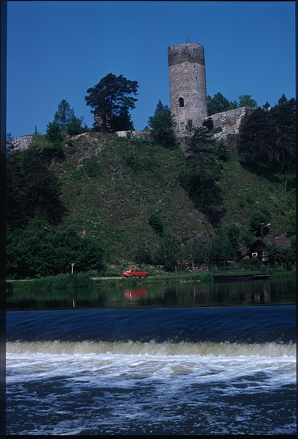 Zřícenina hradu Dobronice od JZ  Agfachrome 50S určil Martin Šanda a Jiří Bláha. Děkujeme Hrad