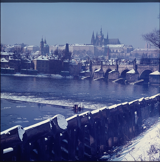 Praha  na fotografii je vidět rekonstrukce Karlova mostu, která proběhla na přelomu šed... Praha,Karlův most,Vltava,Pražský Hrad, Malá Strana, nábřeží