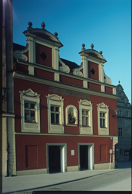 Dům, Stranově obráceno  Prázdná šedá pasparta Agfachrome 50 S 740, ústřižek plochého filmu  Tábor,Náměstí