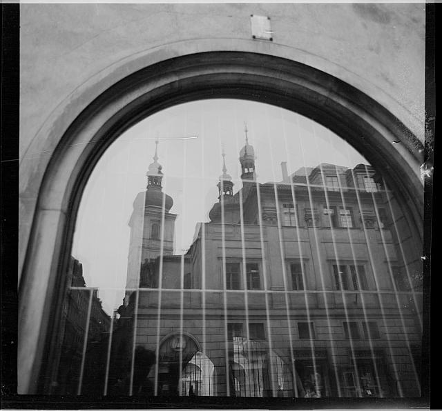 Zrcadlení - neviditelná  Na obálce: Zrcadlení - neviditelná, Bílá labuť zrcadlení,Praha